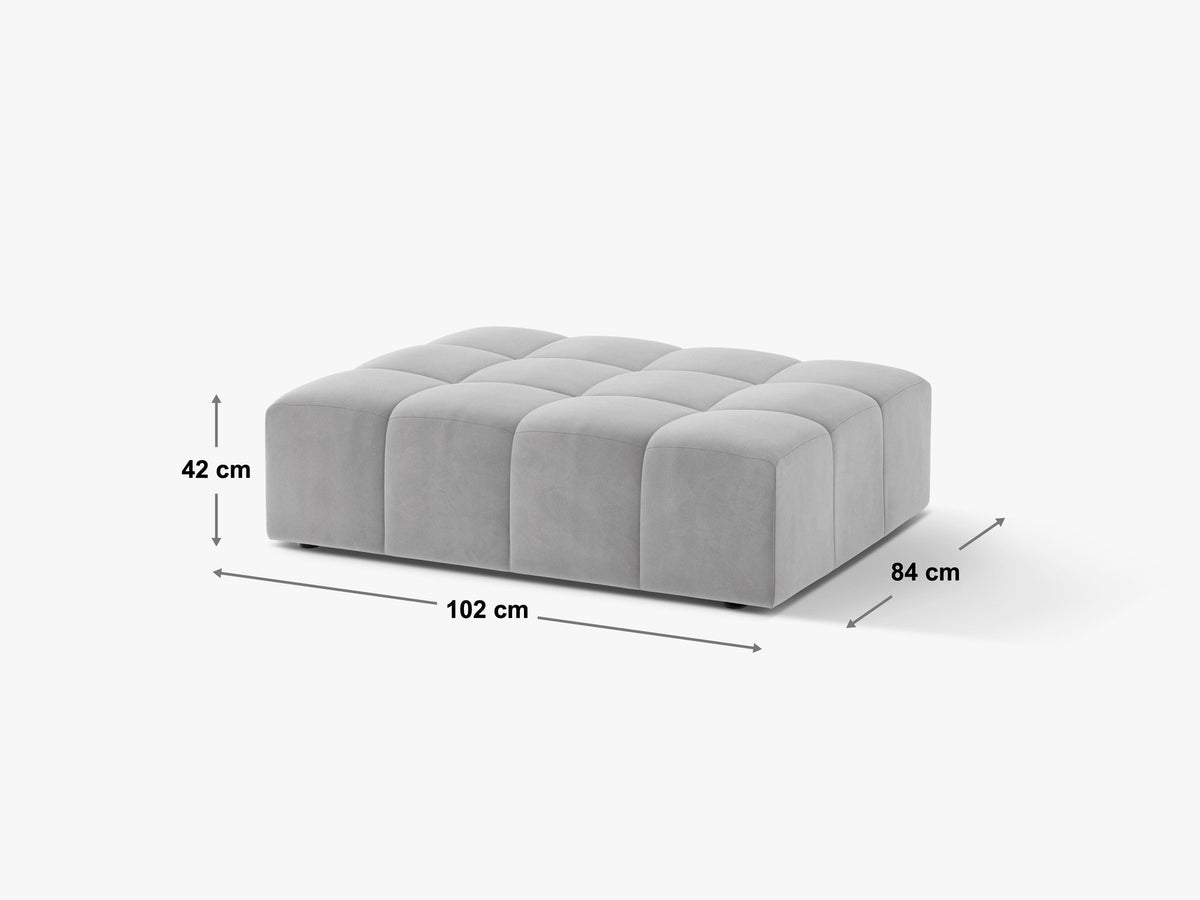 Beiger Pouf Jennifer von Micadoni mit Bluvel-Stoffbezug und schwarzen Kunststoffbeinen, Masse 102 x 84 x 42 cm, freigestellt fotografiert.