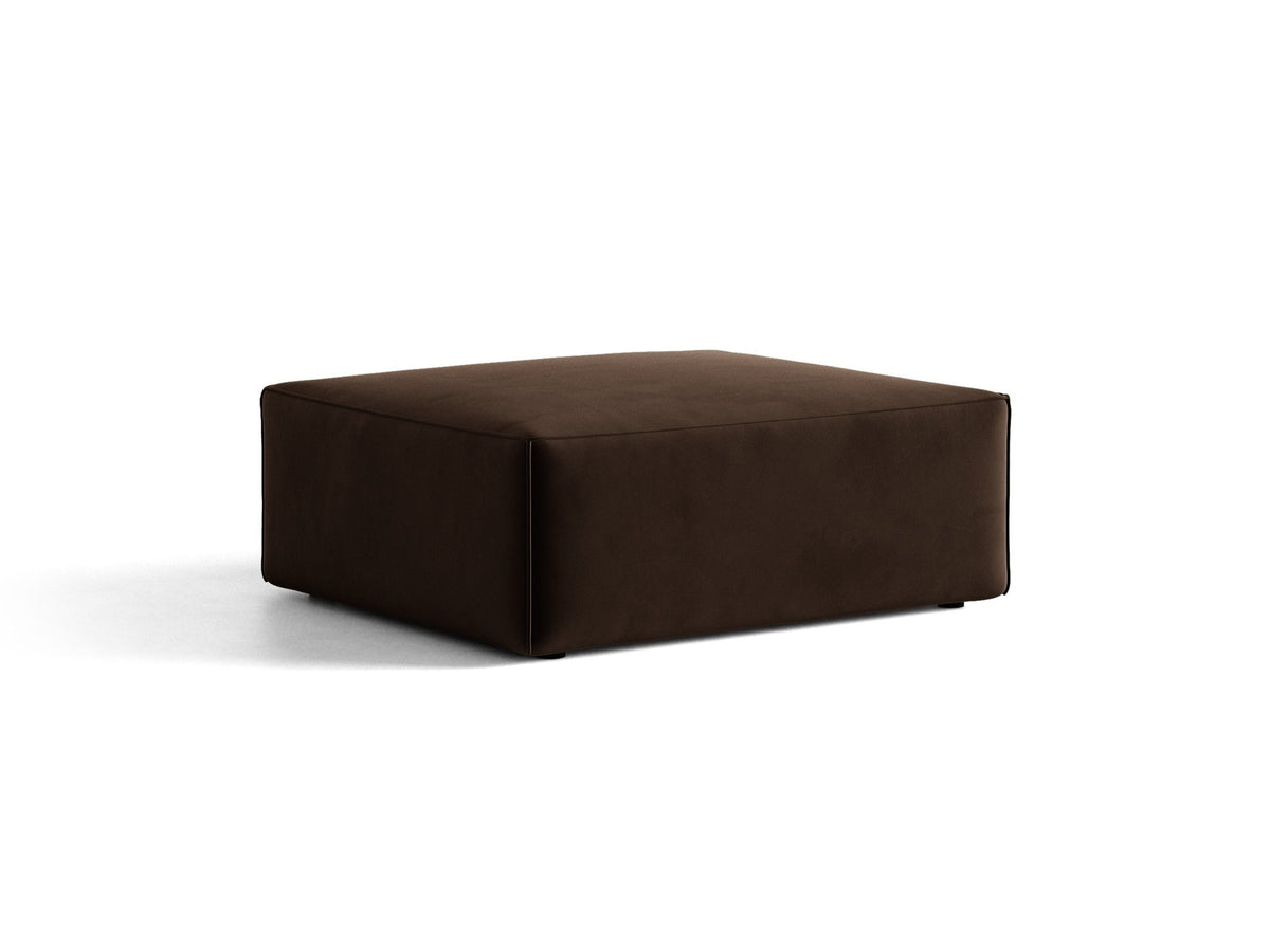 Beiger Pouf Jodie von Micadoni mit Venus-Samtbezug, rechteckiger Form, Polypropylen-Füssen und gepolsterter Sitzfläche aus Polyurethanschaum.