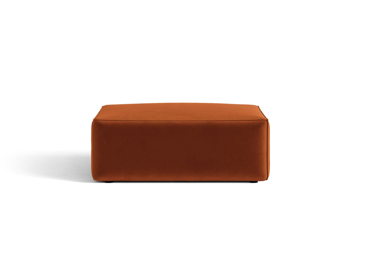 Beiger Pouf Jodie von Micadoni mit Venus-Samtbezug, rechteckiger Form, Polypropylen-Füssen und gepolsterter Sitzfläche aus Polyurethanschaum.