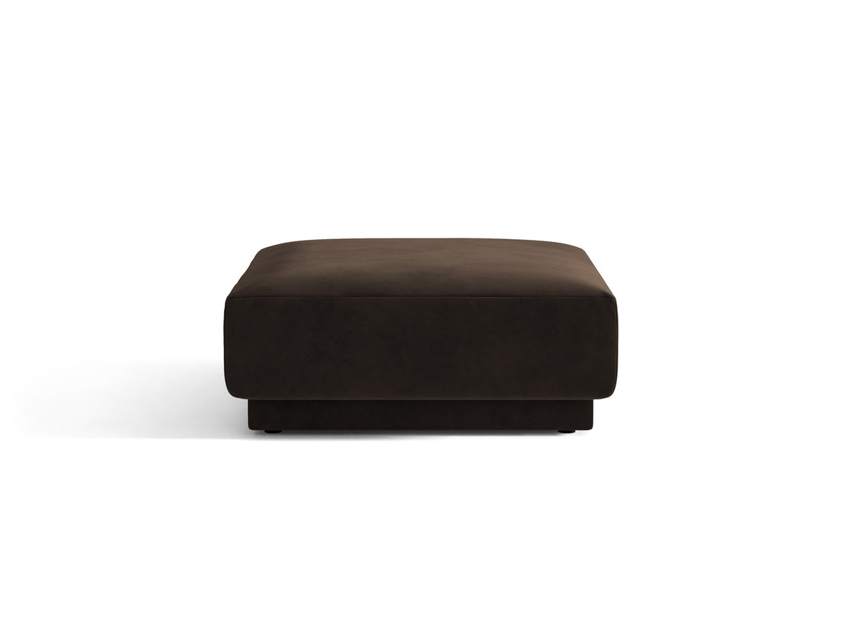 Dunkelbeiger Pouf Miley von Micadoni mit samtartigem Bluvel-Stoffbezug, quadratischer Form und kurzen Polypropylen-Beinen auf hellem Hintergrund