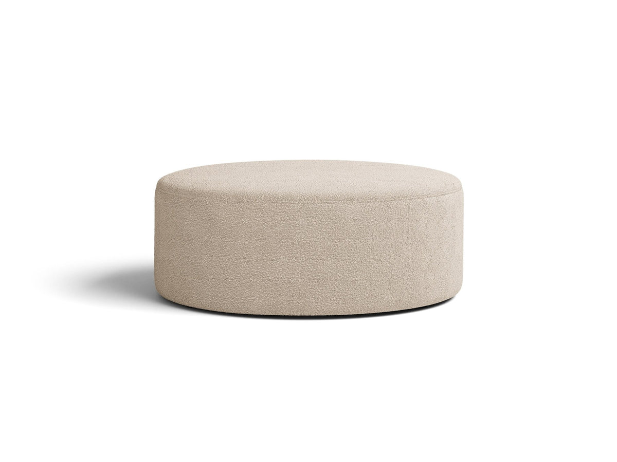 Weisser Pouf Dia von Micadoni mit strukturiertem Bouclé-Stoff, quadratischer Form und niedrigen Beinen aus Polypropylen.