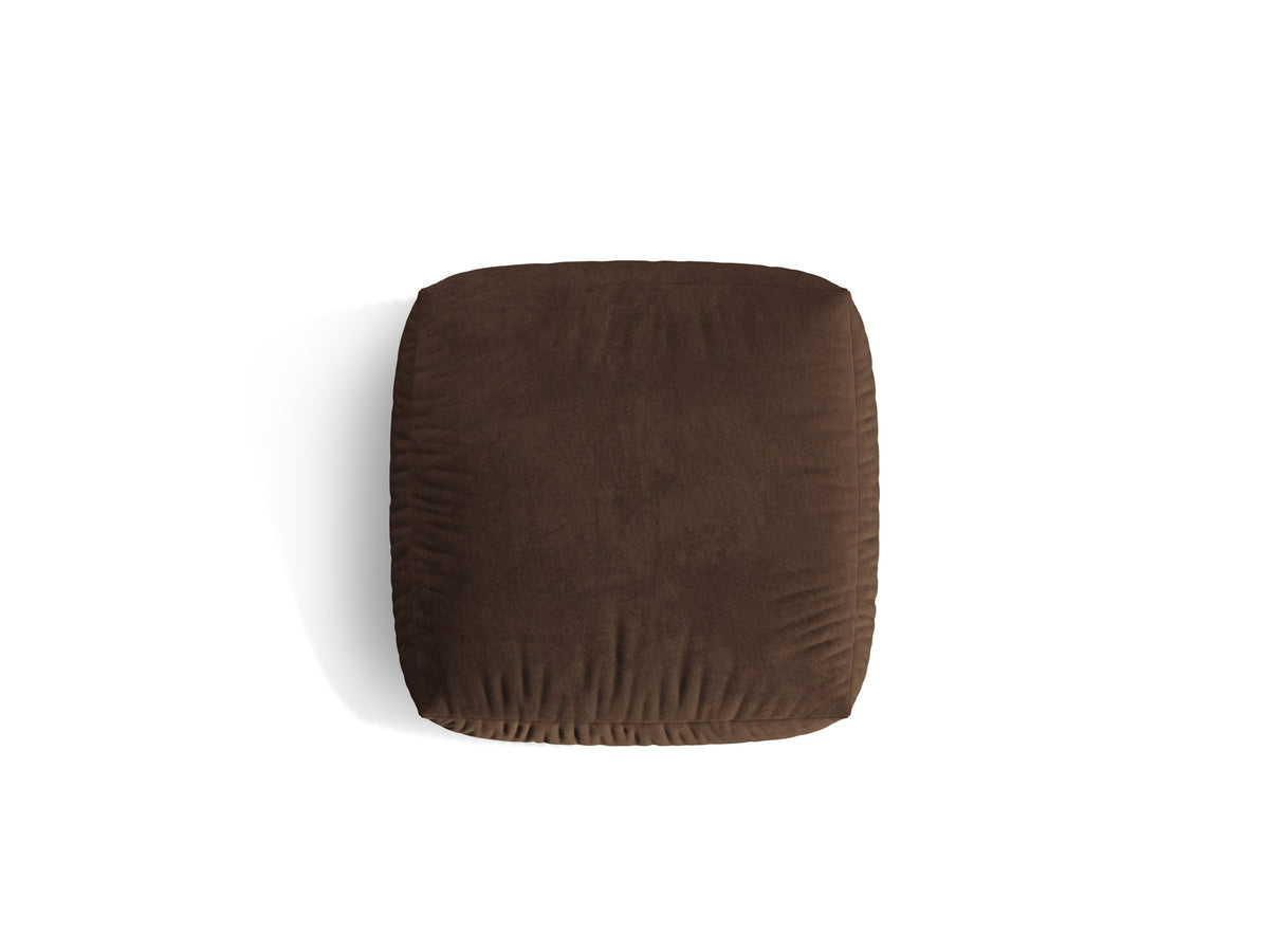 Quadratischer Pouf Martina von Micadoni in Schokolade mit Veloursstoff Vogue, schwarzen Kunststoffbeinen, Masse 108x108x44 cm.