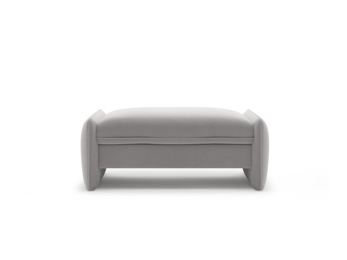 Kobaltblauer Pouf Georgia von Micadoni mit Samtvelours-Bezug, quaderförmige Form, kurze Kunststoffbeine, Masse 115x70x43 cm.