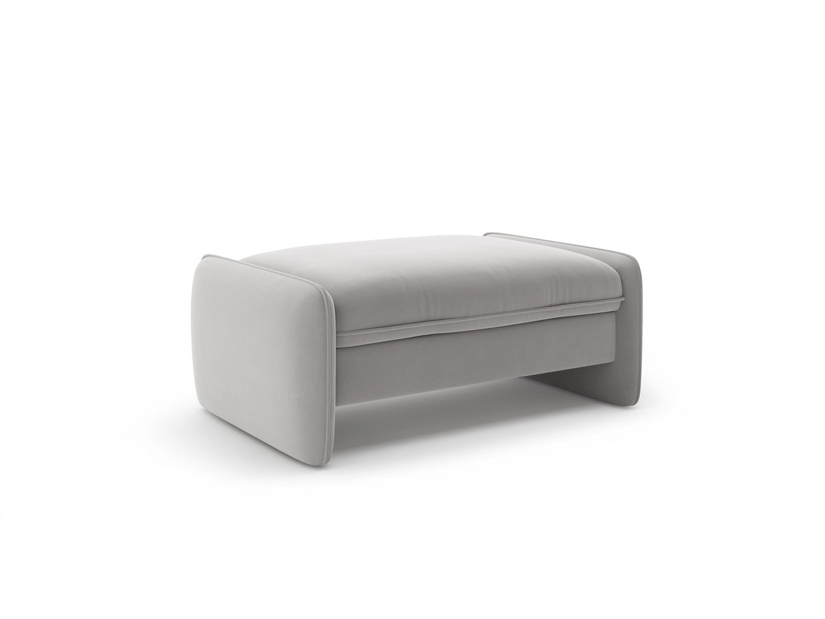 Kobaltblauer Pouf Georgia von Micadoni mit Samtvelours-Bezug, quaderförmige Form, kurze Kunststoffbeine, Masse 115x70x43 cm.