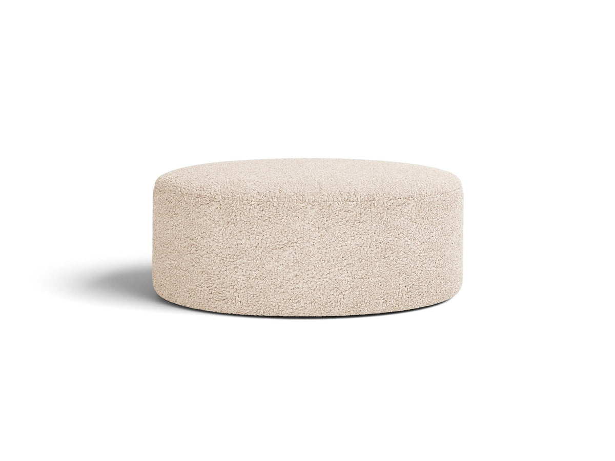 Weisser Pouf Dia von Micadoni mit strukturiertem Bouclé-Stoff, quadratischer Form und niedrigen Beinen aus Polypropylen.