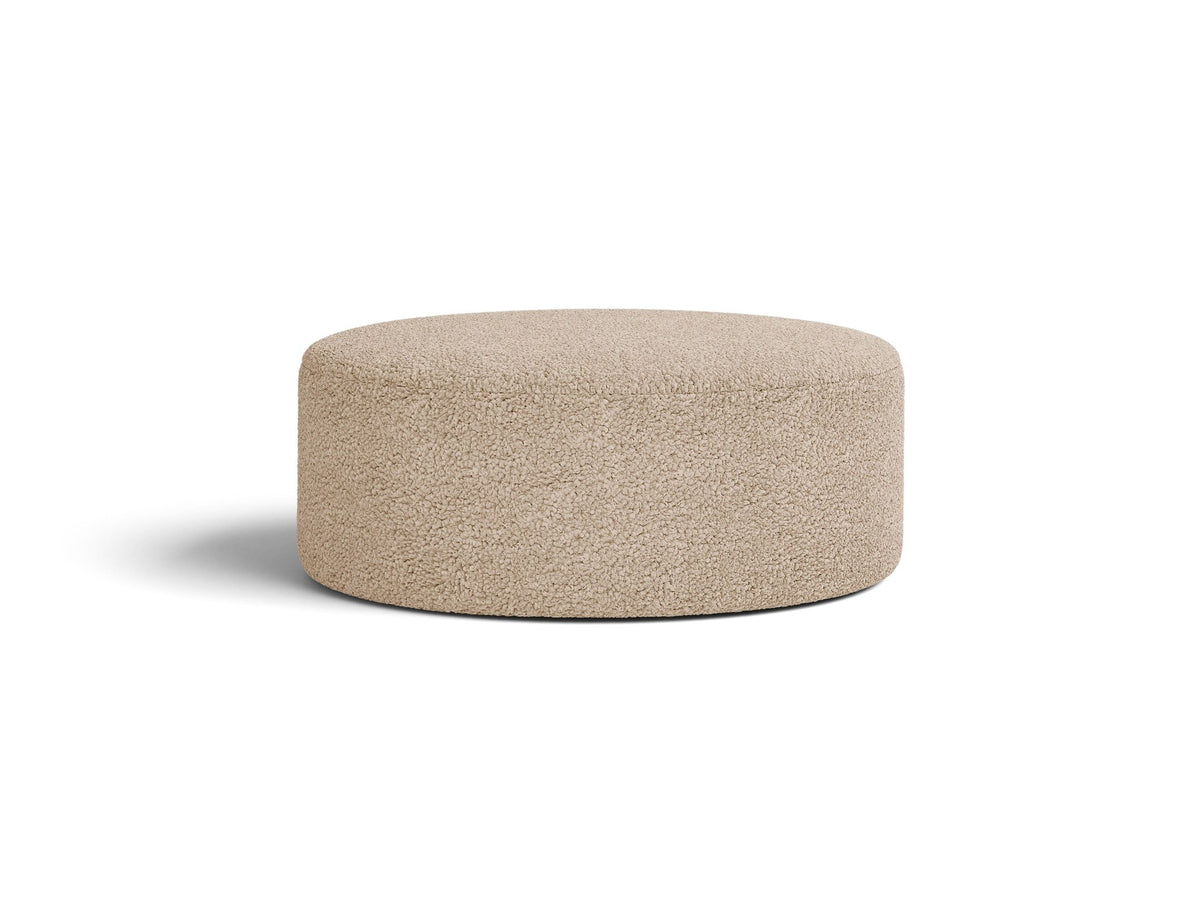 Weisser Pouf Dia von Micadoni mit strukturiertem Bouclé-Stoff, quadratischer Form und niedrigen Beinen aus Polypropylen.