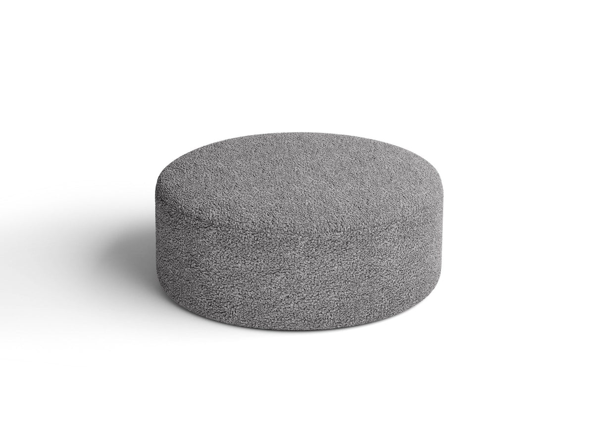 Weisser Pouf Dia von Micadoni mit strukturiertem Bouclé-Stoff, quadratischer Form und niedrigen Beinen aus Polypropylen.