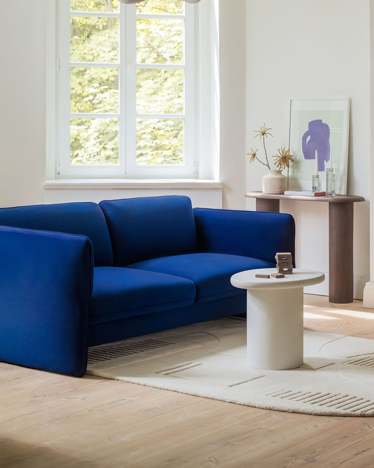 Kobaltblauer Pouf Georgia von Micadoni mit Samtvelours-Bezug, quaderförmige Form, kurze Kunststoffbeine, Masse 115x70x43 cm.