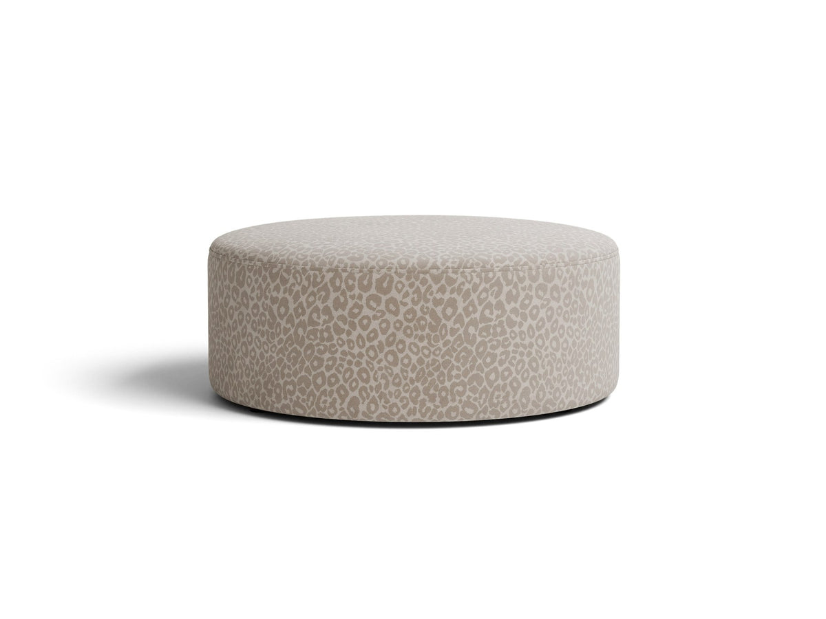 Weisser Pouf Dia von Micadoni mit strukturiertem Bouclé-Stoff, quadratischer Form und niedrigen Beinen aus Polypropylen.