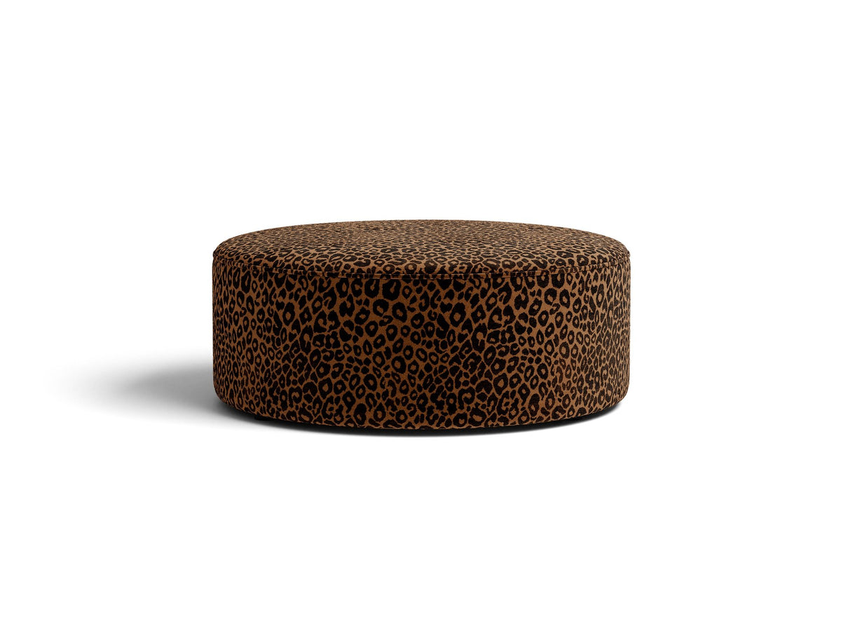 Weisser Pouf Dia von Micadoni mit strukturiertem Bouclé-Stoff, quadratischer Form und niedrigen Beinen aus Polypropylen.