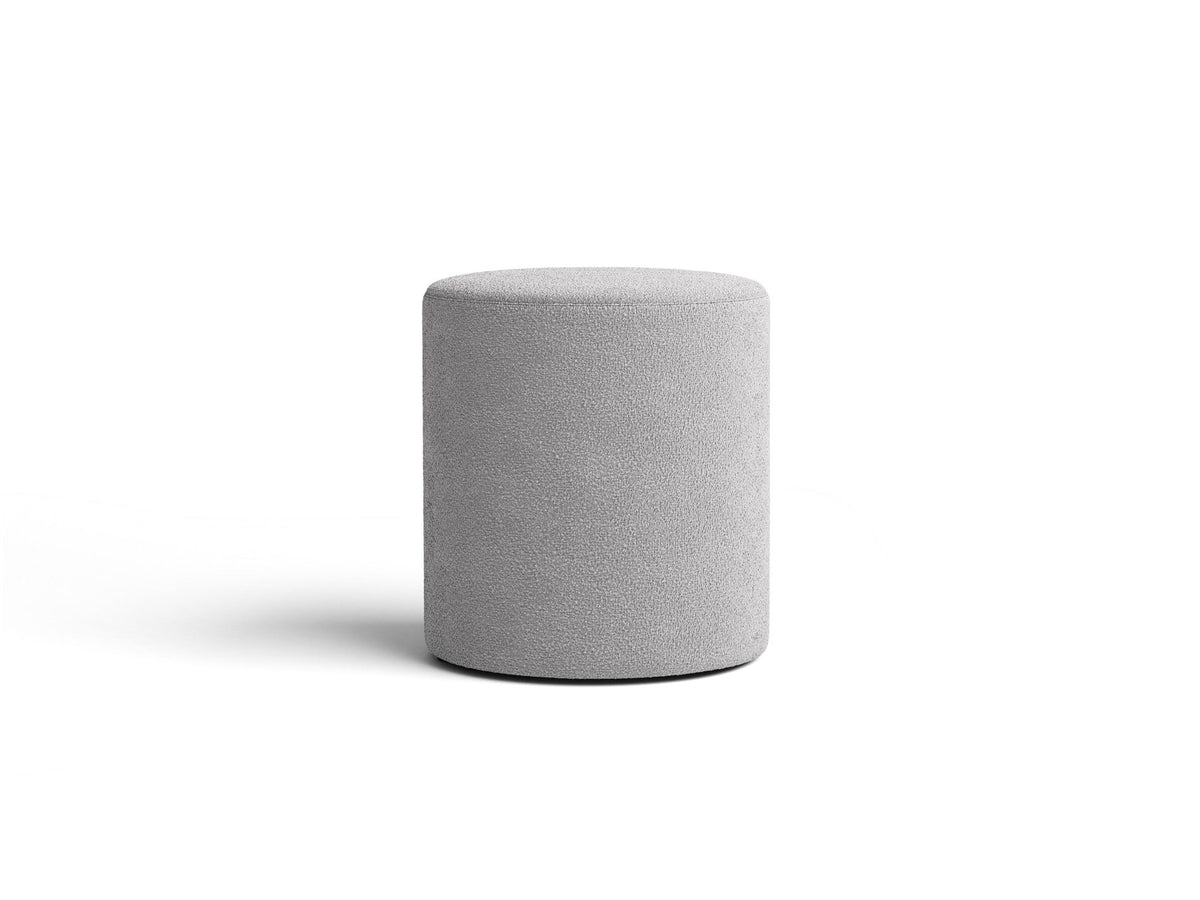 Pouf Dia von Micadoni mit strukturiertem Bouclé-Stoff, quadratischer Sitzfläche und kurzen Beinen aus Polypropylen.