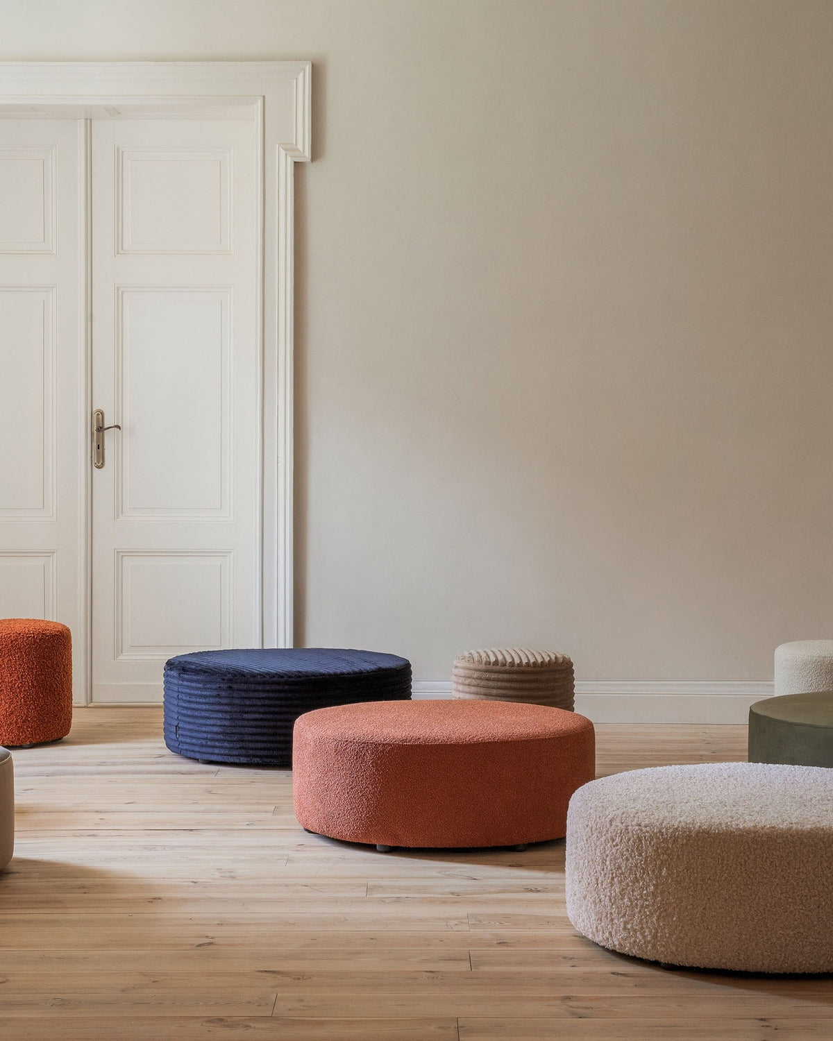 Pouf Dia von Micadoni mit strukturiertem Bouclé-Stoff, quadratischer Sitzfläche und kurzen Beinen aus Polypropylen.