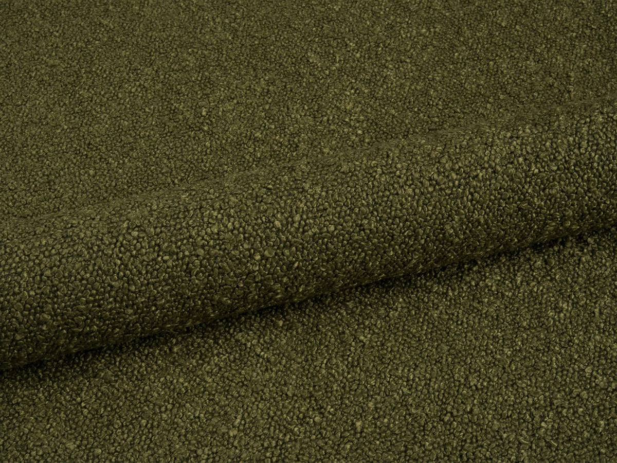 Pouf Dia von Micadoni mit strukturiertem Bouclé-Stoff, quadratischer Sitzfläche und kurzen Beinen aus Polypropylen.