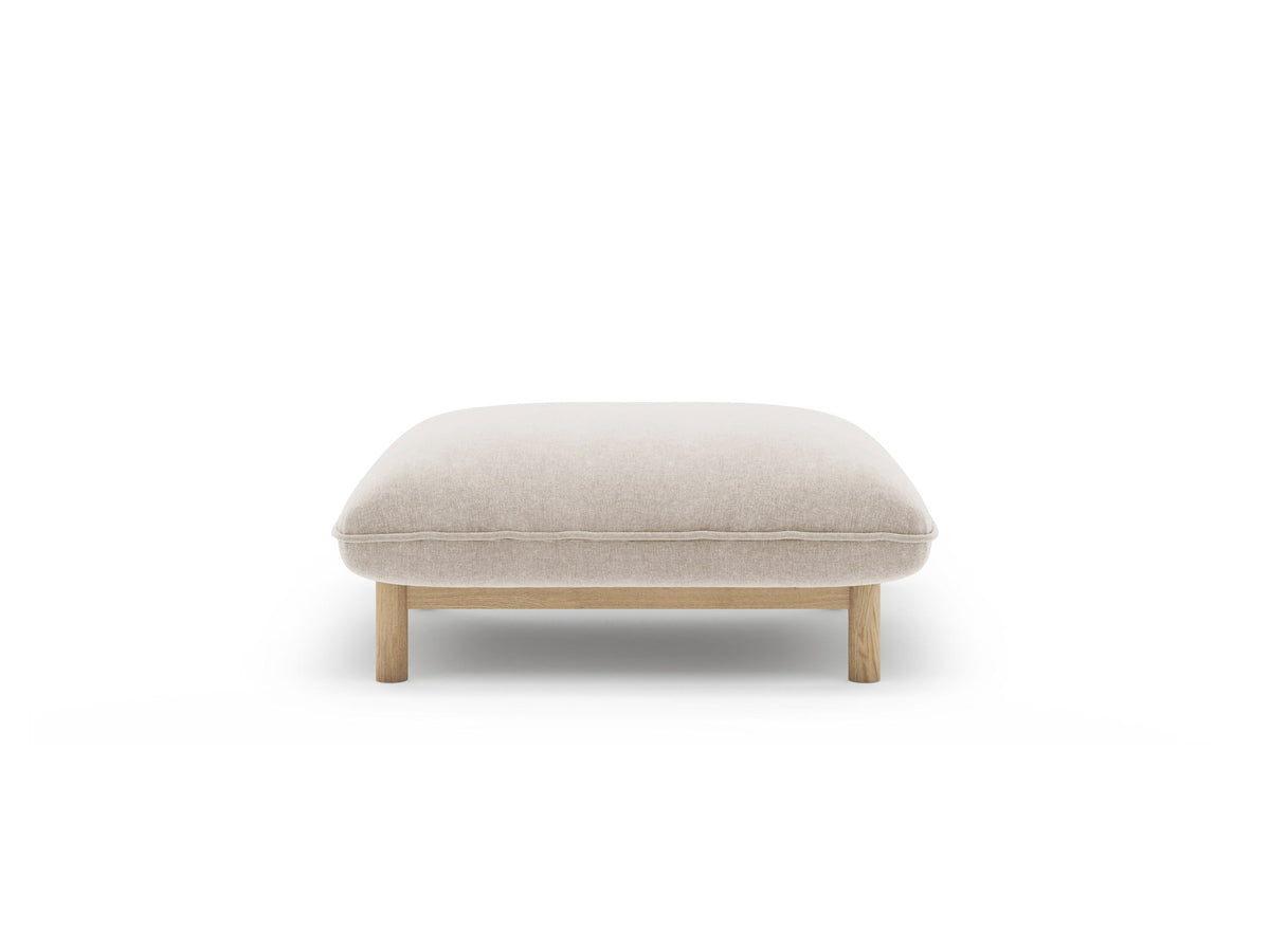 Runder Pouf Ada in Mandel beige mit Casino-Veloursbezug und sichtbaren Holzbeinen, Sitzhöhe 44 cm, hergestellt von Micadoni.