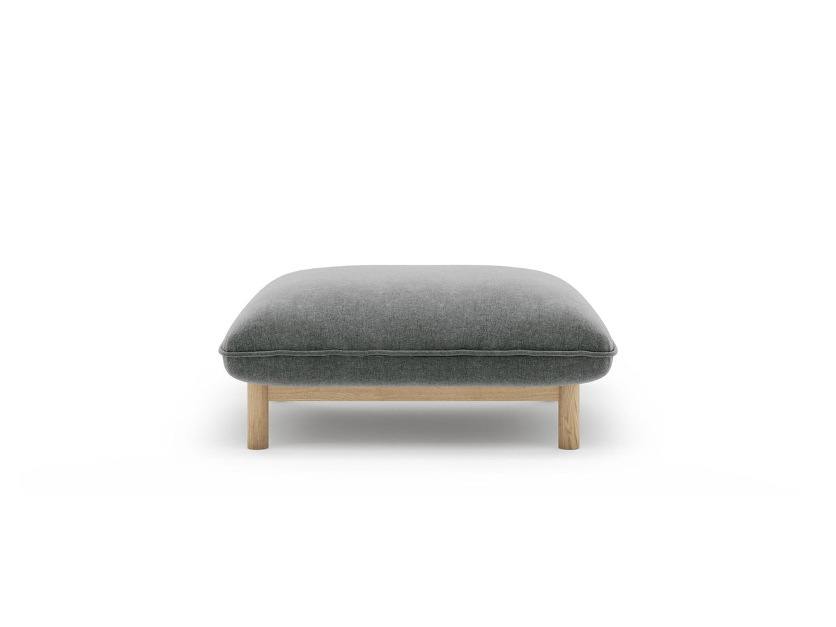 Runder Pouf Ada in Mandel beige mit Casino-Veloursbezug und sichtbaren Holzbeinen, Sitzhöhe 44 cm, hergestellt von Micadoni.