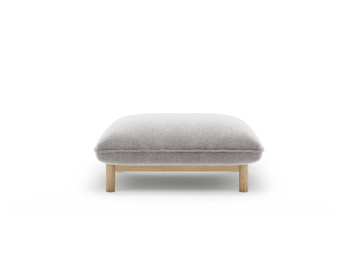 Runder Pouf Ada in Mandel beige mit Casino-Veloursbezug und sichtbaren Holzbeinen, Sitzhöhe 44 cm, hergestellt von Micadoni.