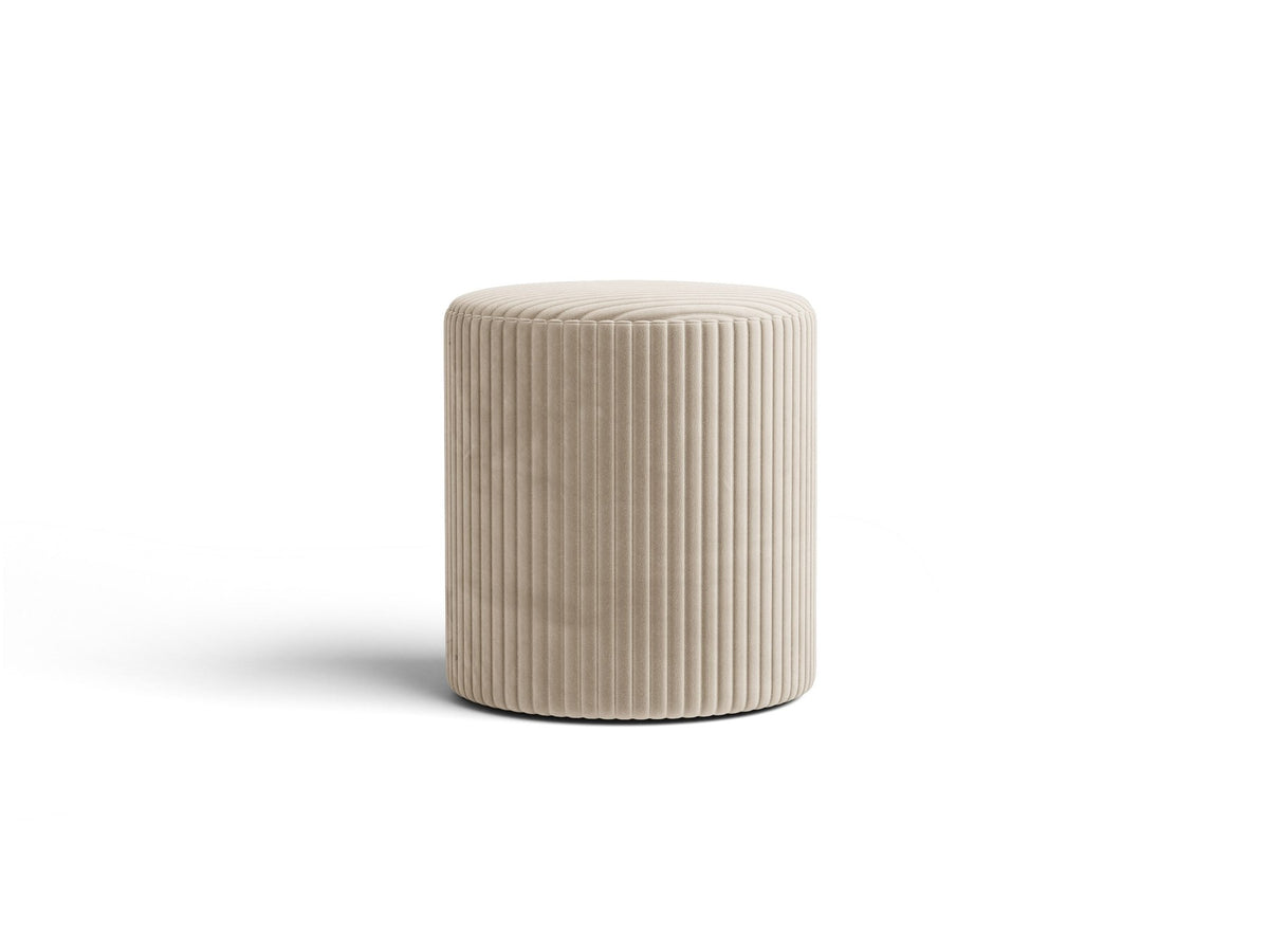 Pouf Dia von Micadoni mit strukturiertem Bouclé-Stoff, quadratischer Sitzfläche und kurzen Beinen aus Polypropylen.