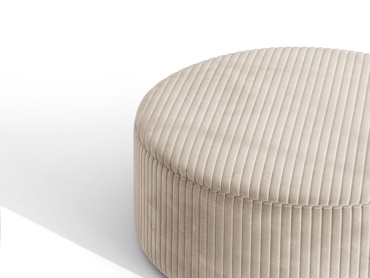 Pouf Dia von Micadoni mit strukturiertem Bouclé-Stoff, quadratischer Sitzfläche und kurzen Beinen aus Polypropylen.
