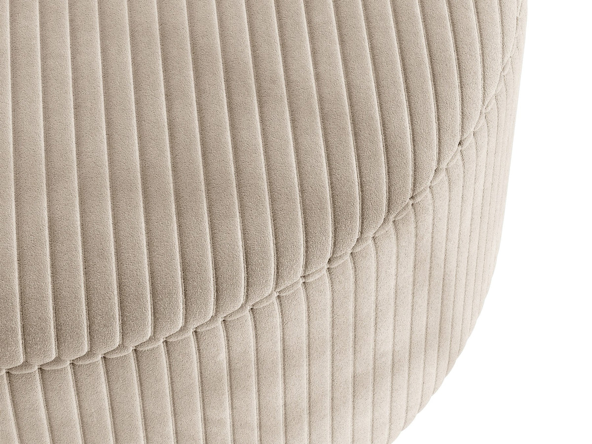 Pouf Dia von Micadoni mit strukturiertem Bouclé-Stoff, quadratischer Sitzfläche und kurzen Beinen aus Polypropylen.