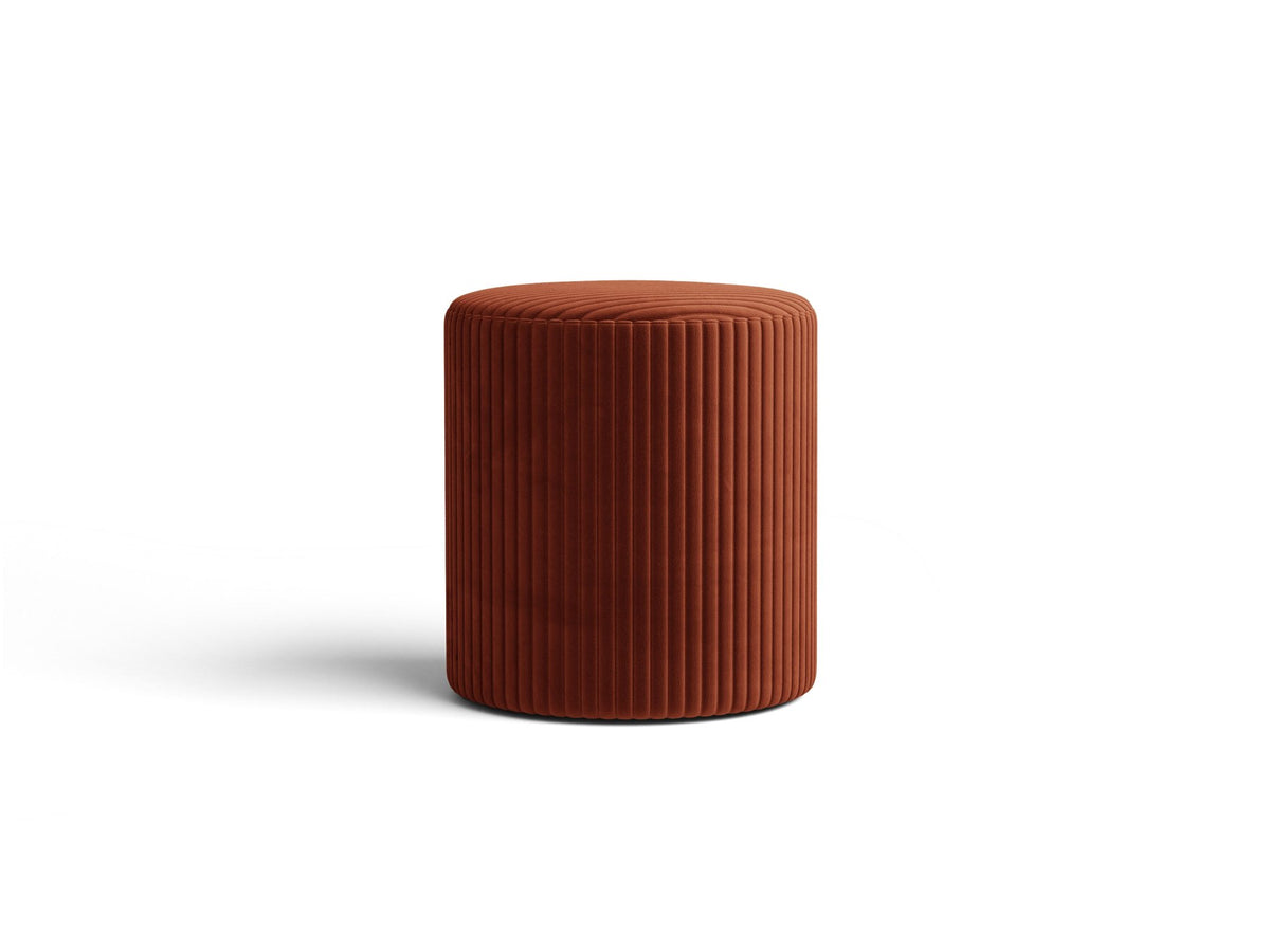 Pouf Dia von Micadoni mit strukturiertem Bouclé-Stoff, quadratischer Sitzfläche und kurzen Beinen aus Polypropylen.