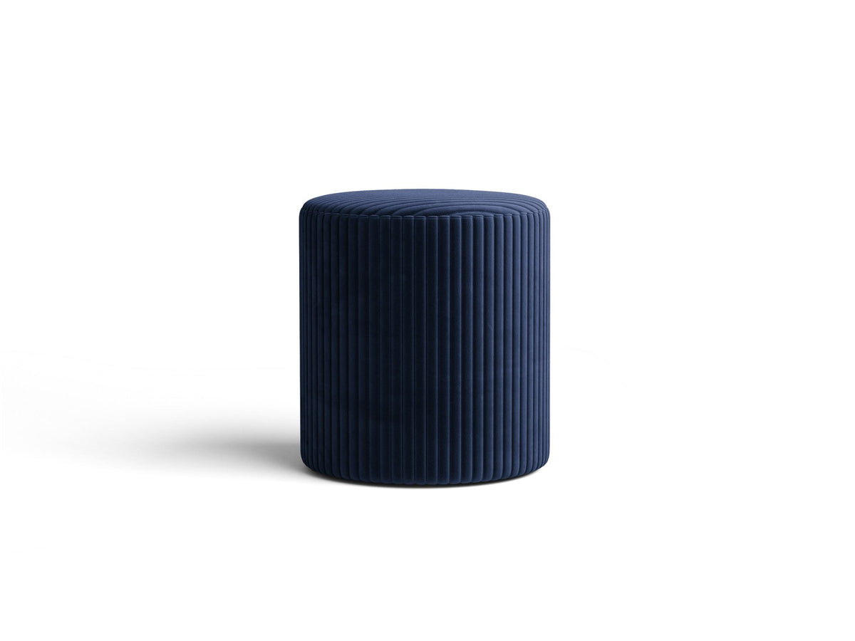 Pouf Dia von Micadoni mit strukturiertem Bouclé-Stoff, quadratischer Sitzfläche und kurzen Beinen aus Polypropylen.