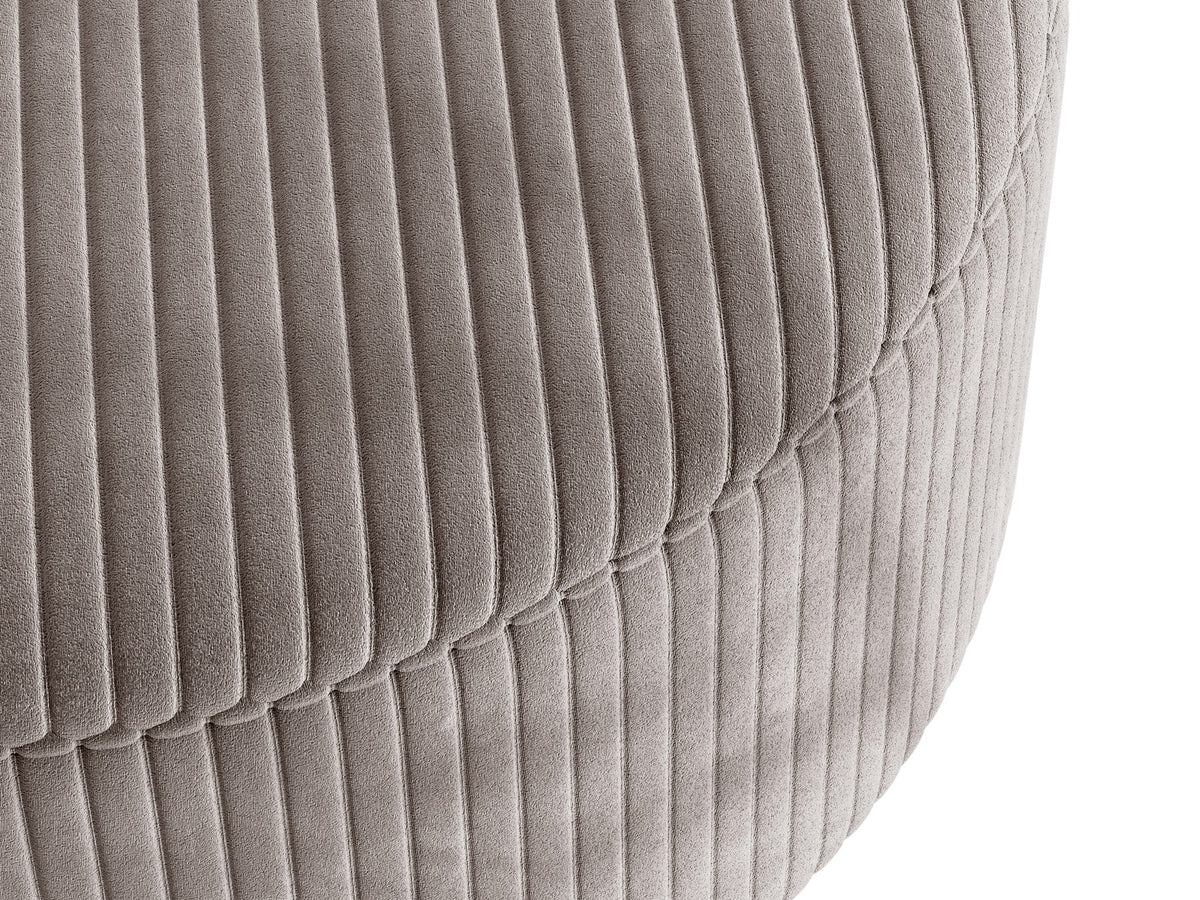 Pouf Dia von Micadoni mit strukturiertem Bouclé-Stoff, quadratischer Sitzfläche und kurzen Beinen aus Polypropylen.
