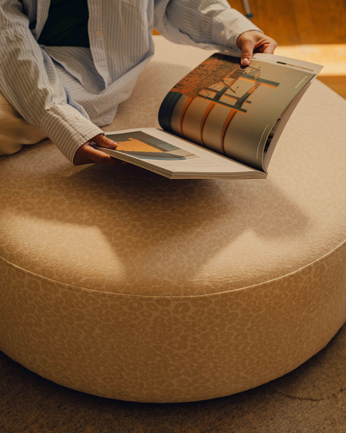 Pouf Dia von Micadoni mit strukturiertem Bouclé-Stoff, quadratischer Sitzfläche und kurzen Beinen aus Polypropylen.