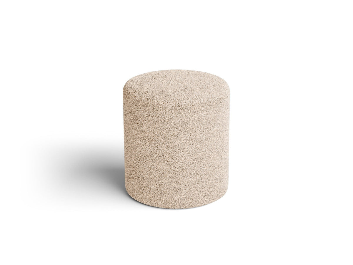 Pouf Dia von Micadoni mit strukturiertem Bouclé-Stoff, quadratischer Sitzfläche und kurzen Beinen aus Polypropylen.