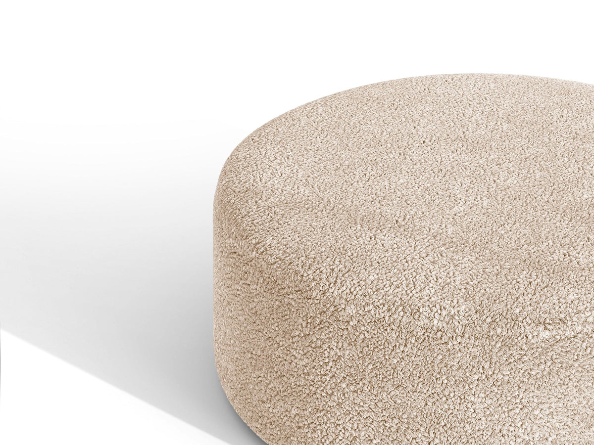 Pouf Dia von Micadoni mit strukturiertem Bouclé-Stoff, quadratischer Sitzfläche und kurzen Beinen aus Polypropylen.