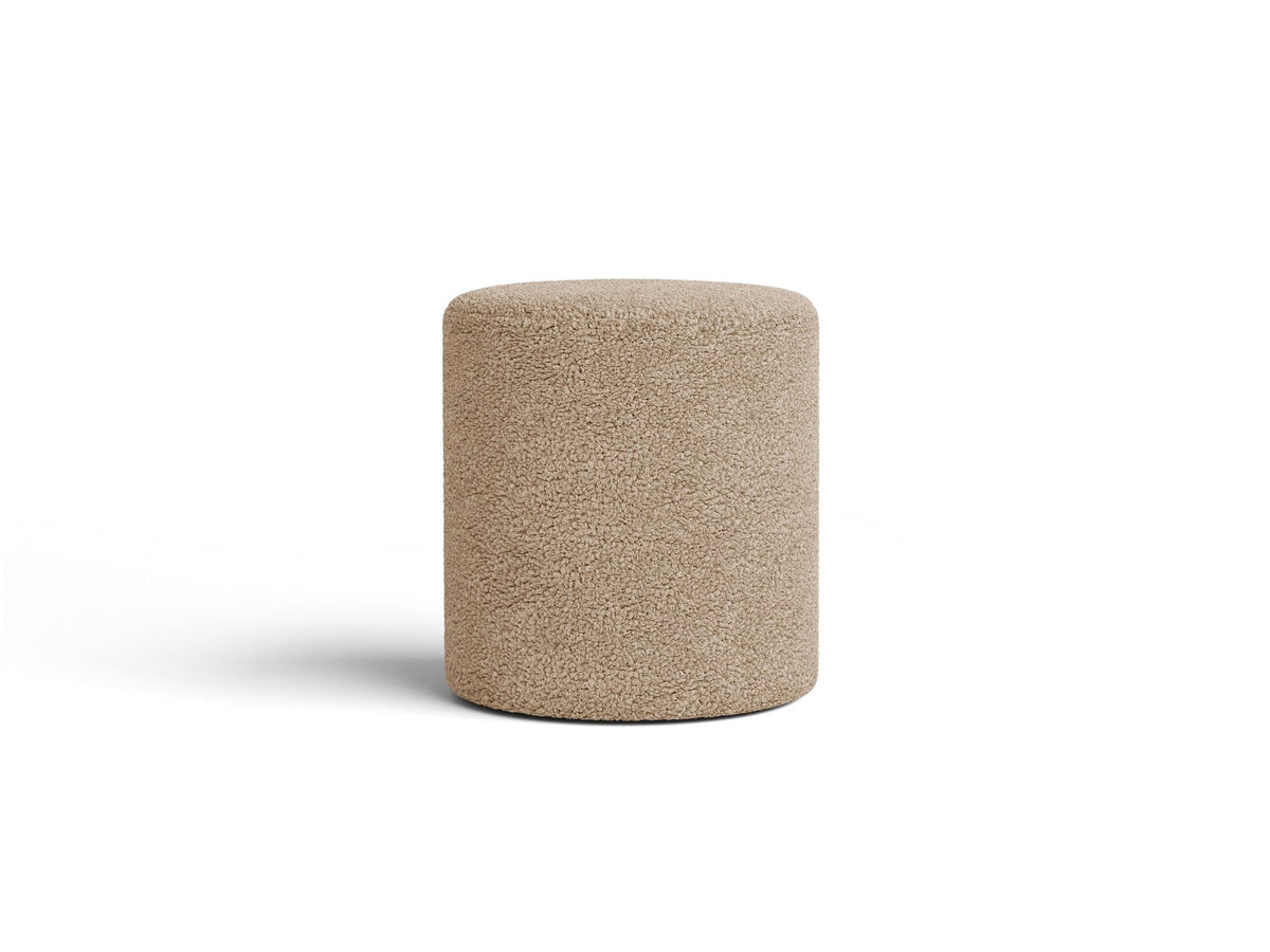 Pouf Dia von Micadoni mit strukturiertem Bouclé-Stoff, quadratischer Sitzfläche und kurzen Beinen aus Polypropylen.
