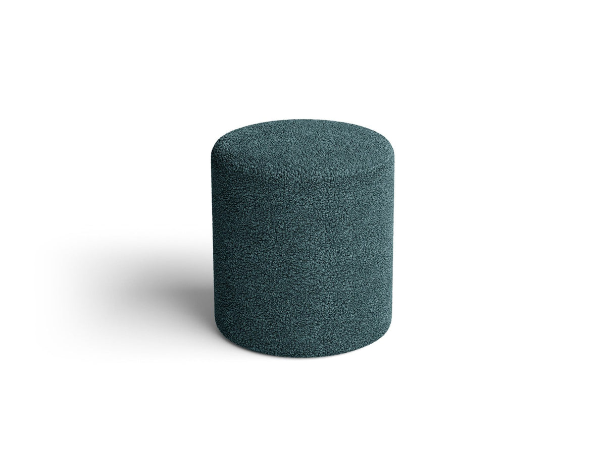 Pouf Dia von Micadoni mit strukturiertem Bouclé-Stoff, quadratischer Sitzfläche und kurzen Beinen aus Polypropylen.