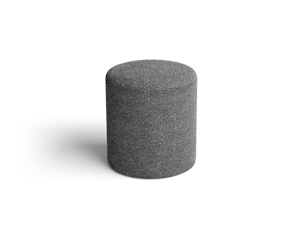 Pouf Dia von Micadoni mit strukturiertem Bouclé-Stoff, quadratischer Sitzfläche und kurzen Beinen aus Polypropylen.