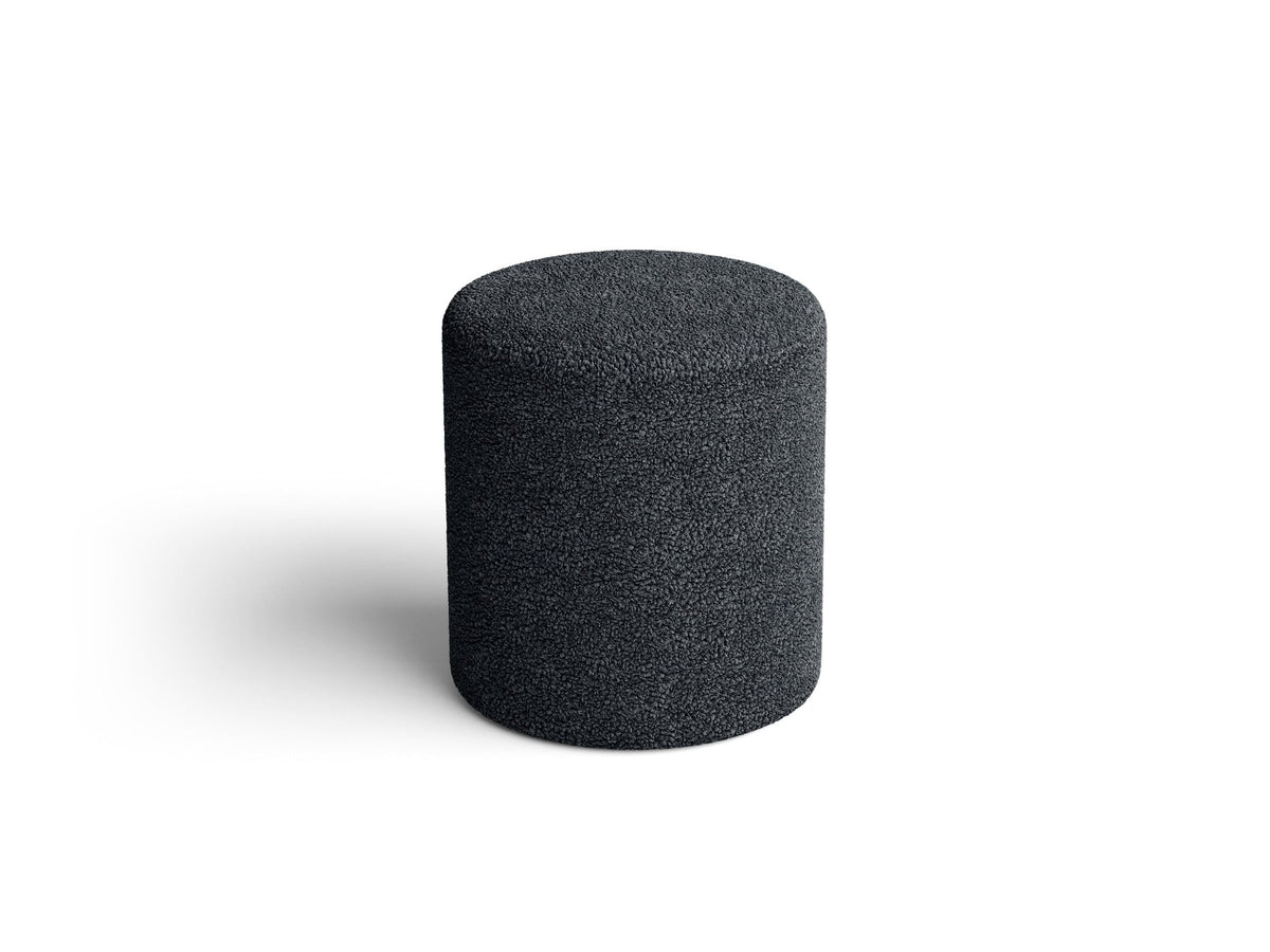 Pouf Dia von Micadoni mit strukturiertem Bouclé-Stoff, quadratischer Sitzfläche und kurzen Beinen aus Polypropylen.
