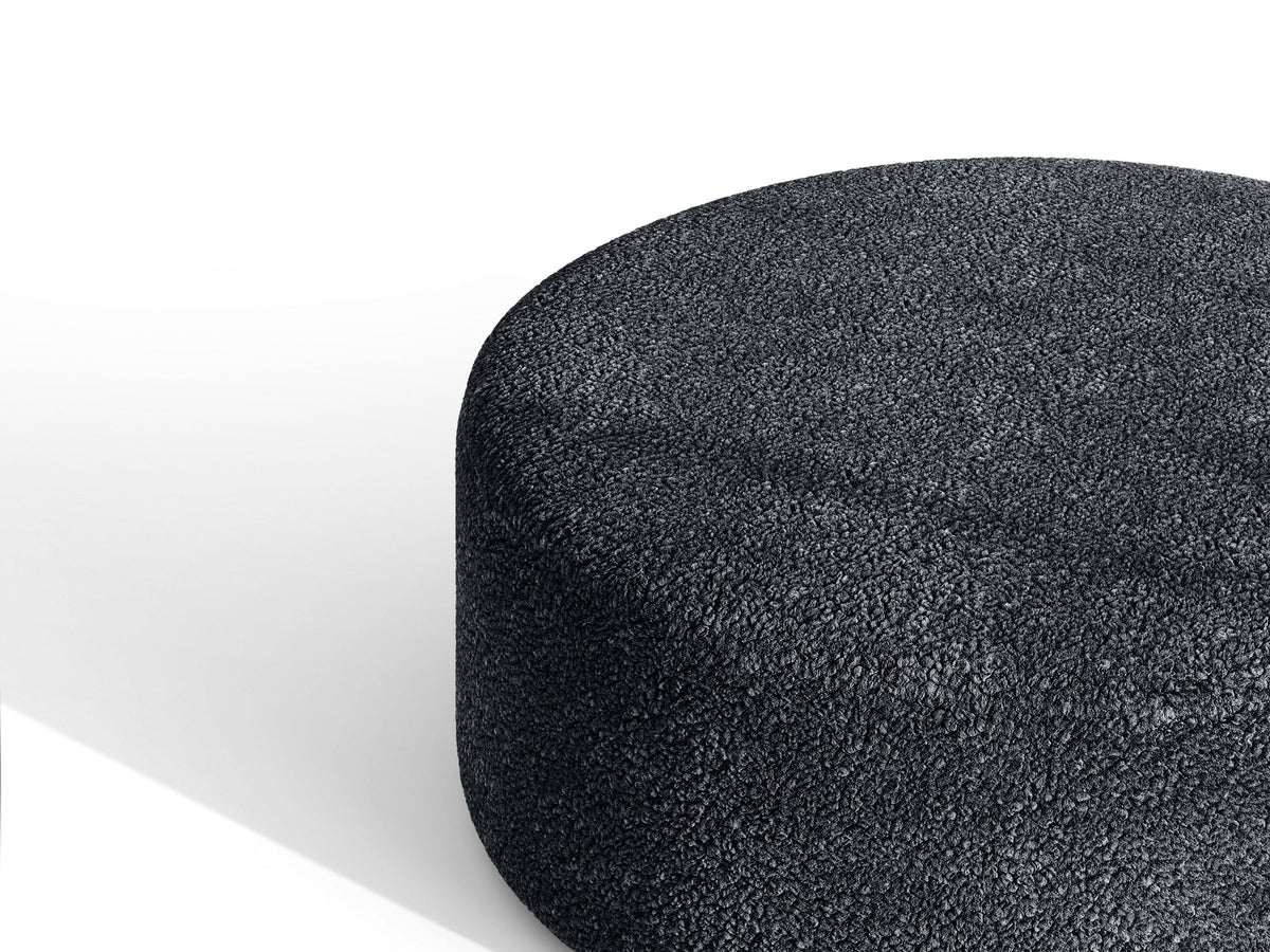 Pouf Dia von Micadoni mit strukturiertem Bouclé-Stoff, quadratischer Sitzfläche und kurzen Beinen aus Polypropylen.