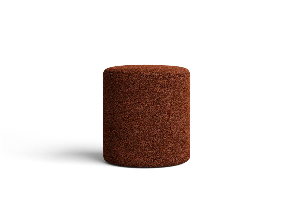Pouf Dia von Micadoni mit strukturiertem Bouclé-Stoff, quadratischer Sitzfläche und kurzen Beinen aus Polypropylen.