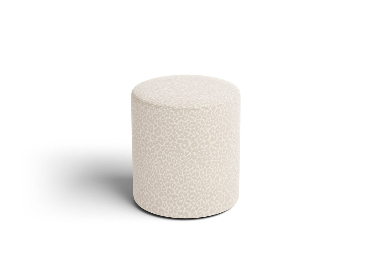 Pouf Dia von Micadoni mit strukturiertem Bouclé-Stoff, quadratischer Sitzfläche und kurzen Beinen aus Polypropylen.