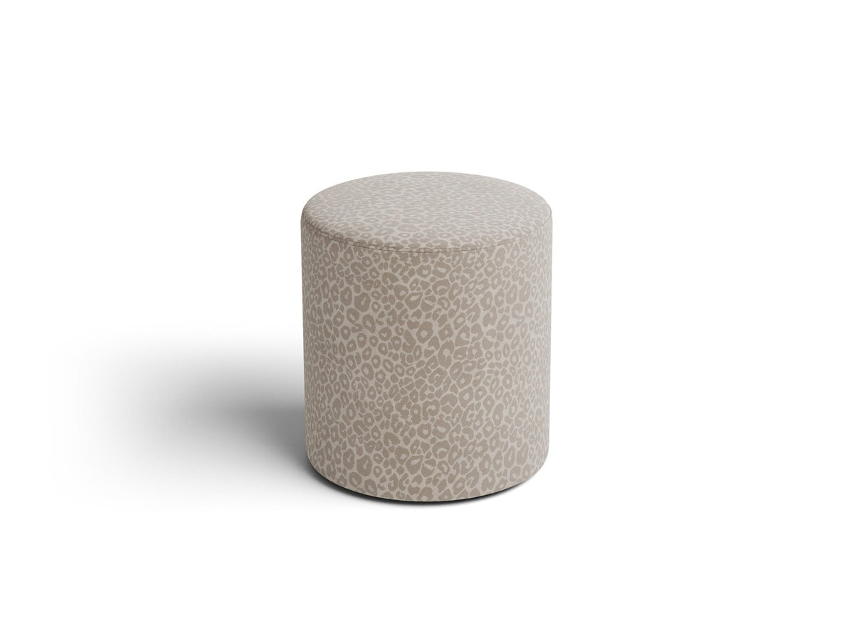 Pouf Dia von Micadoni mit strukturiertem Bouclé-Stoff, quadratischer Sitzfläche und kurzen Beinen aus Polypropylen.