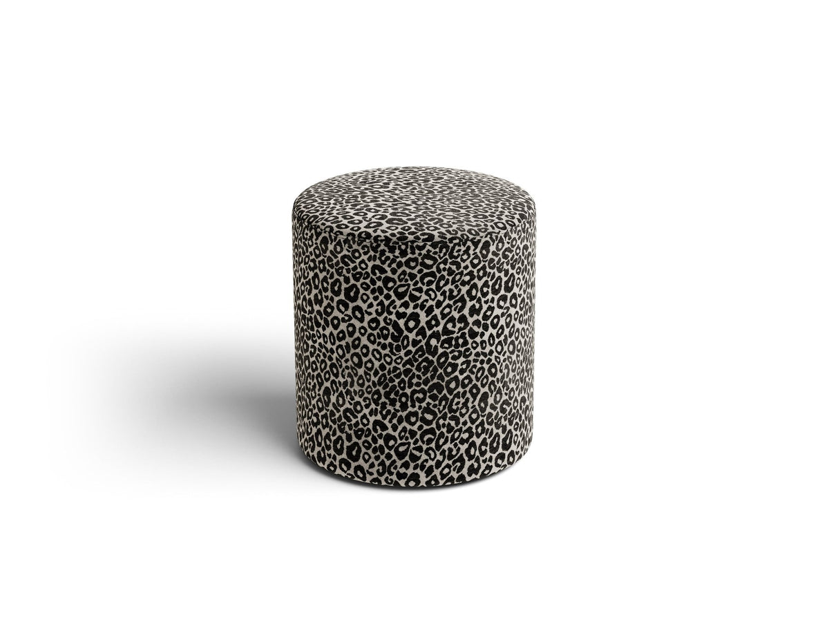 Pouf Dia von Micadoni mit strukturiertem Bouclé-Stoff, quadratischer Sitzfläche und kurzen Beinen aus Polypropylen.
