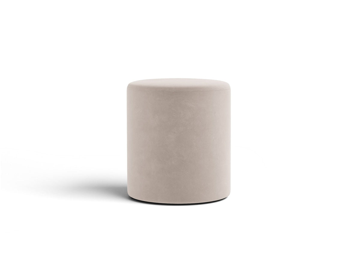 Pouf Dia von Micadoni mit strukturiertem Bouclé-Stoff, quadratischer Sitzfläche und kurzen Beinen aus Polypropylen.