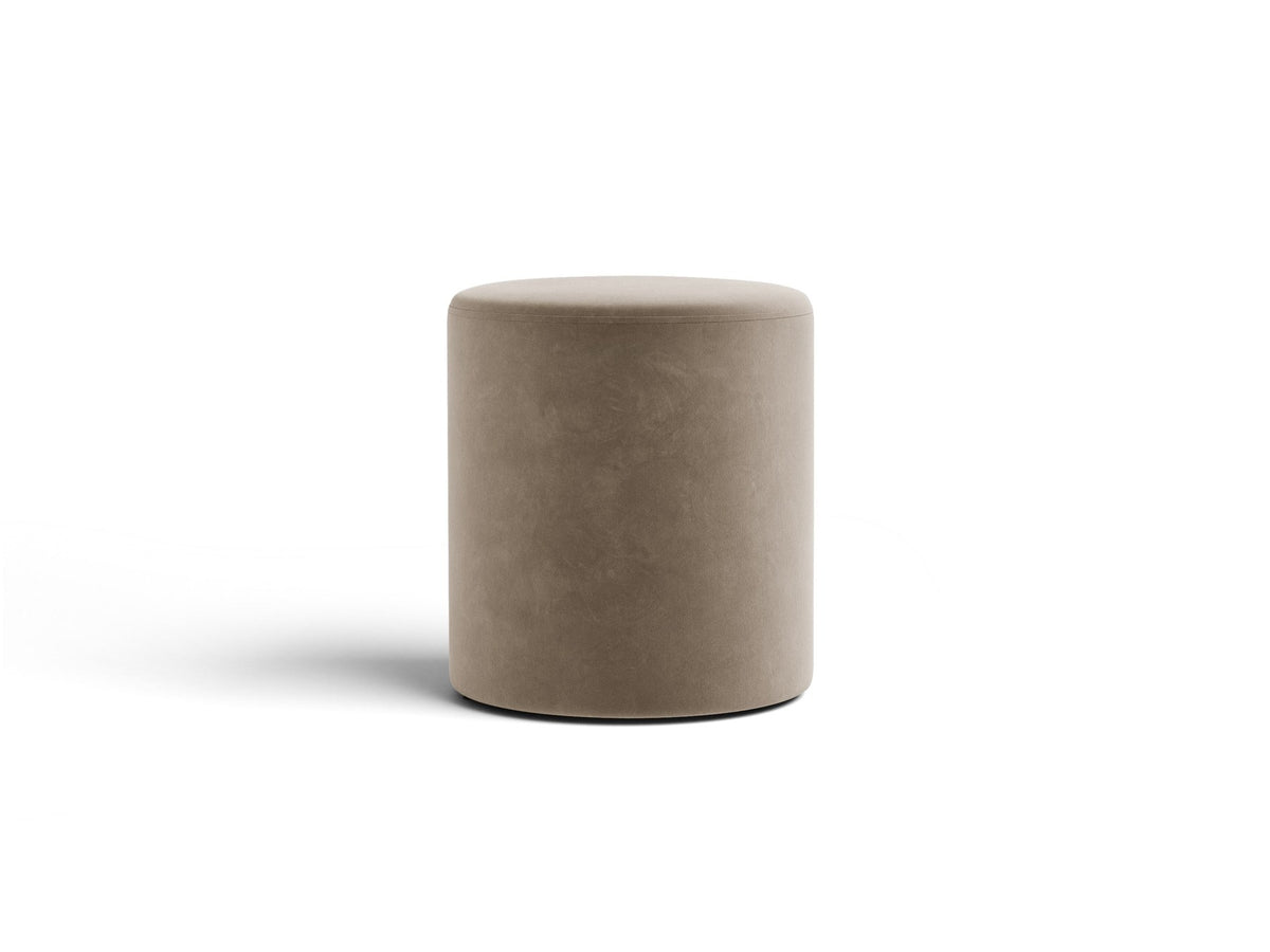 Pouf Dia von Micadoni mit strukturiertem Bouclé-Stoff, quadratischer Sitzfläche und kurzen Beinen aus Polypropylen.