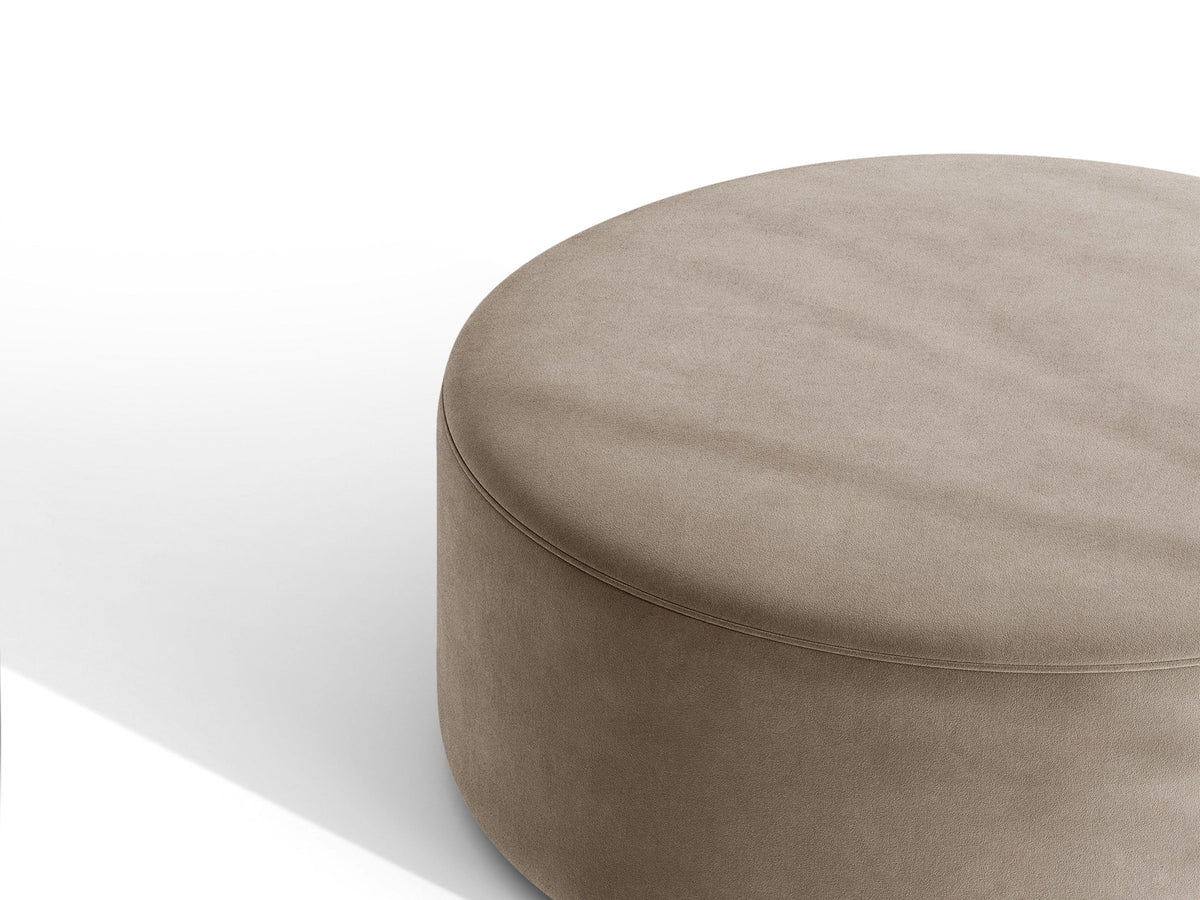 Pouf Dia von Micadoni mit strukturiertem Bouclé-Stoff, quadratischer Sitzfläche und kurzen Beinen aus Polypropylen.