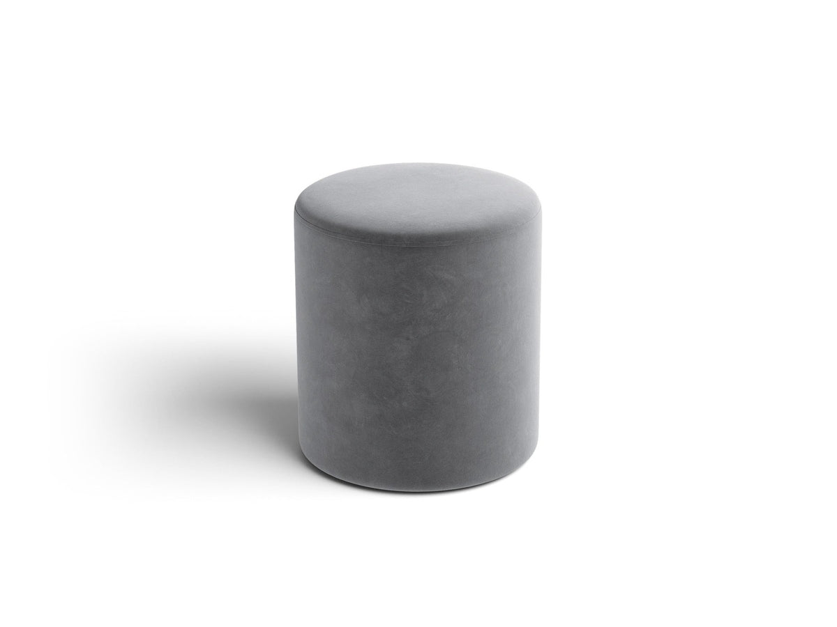 Pouf Dia von Micadoni mit strukturiertem Bouclé-Stoff, quadratischer Sitzfläche und kurzen Beinen aus Polypropylen.
