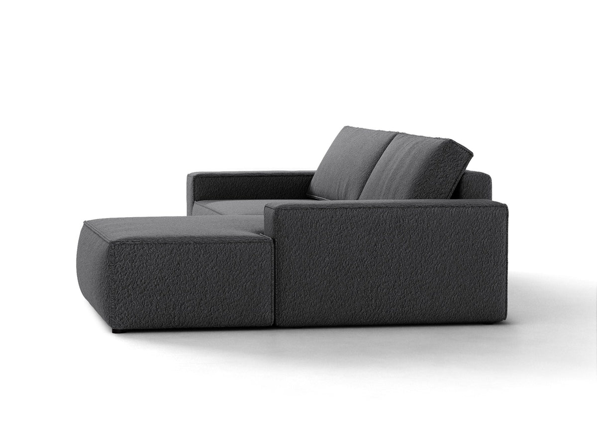Braunes Ecksofa Jodie von Micadoni mit Bouclé-Stoffbezug, schwarzen Kunststoffbeinen und ausklappbarem Bettkasten, linke Ausrichtung.