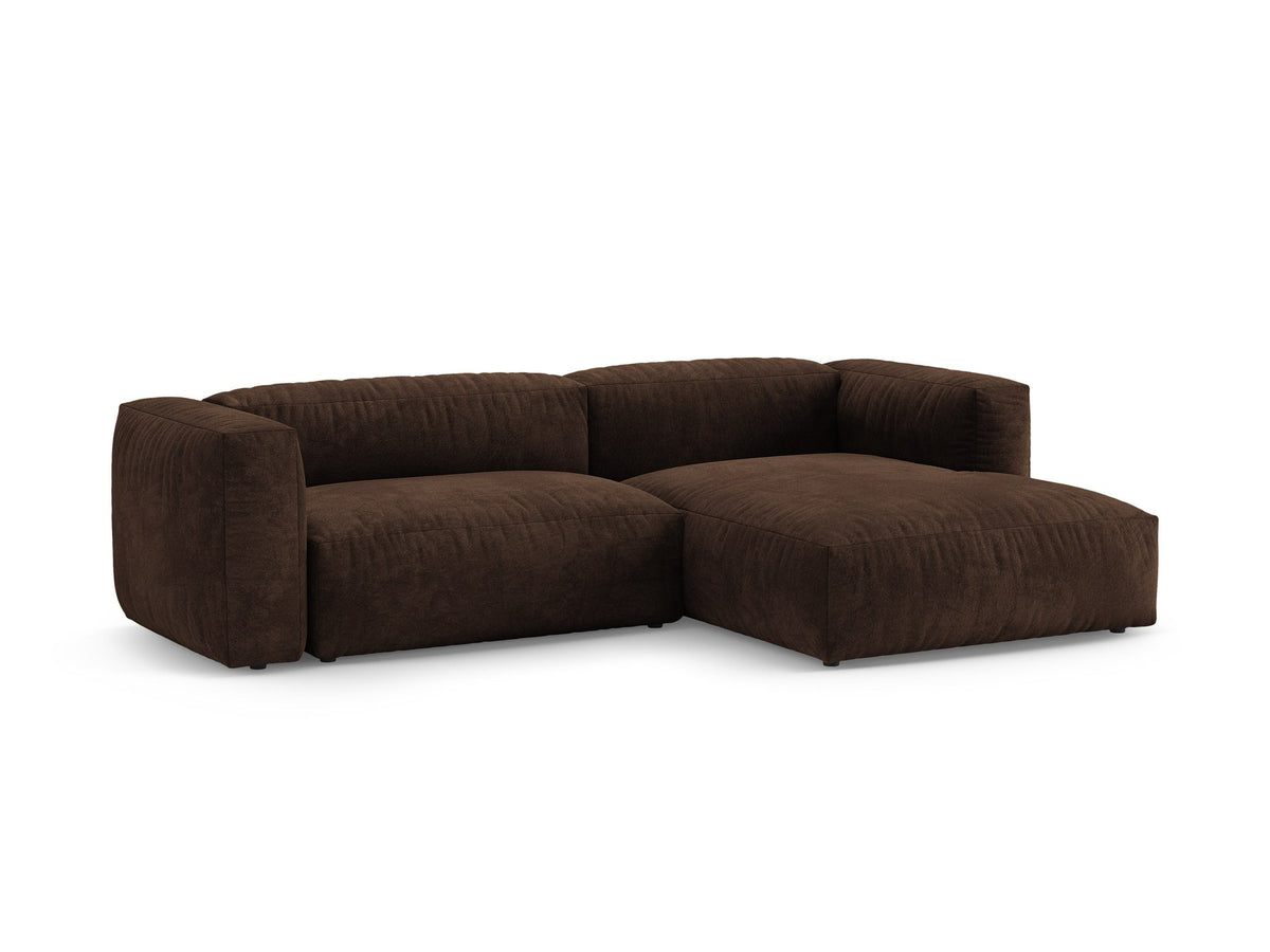 Micadoni Martina Ecksofa mit Schlaffunktion in Schokolade, rechtsseitige Ausrichtung, Veloursstoff Vogue, schwarze Kunststoffbeine.