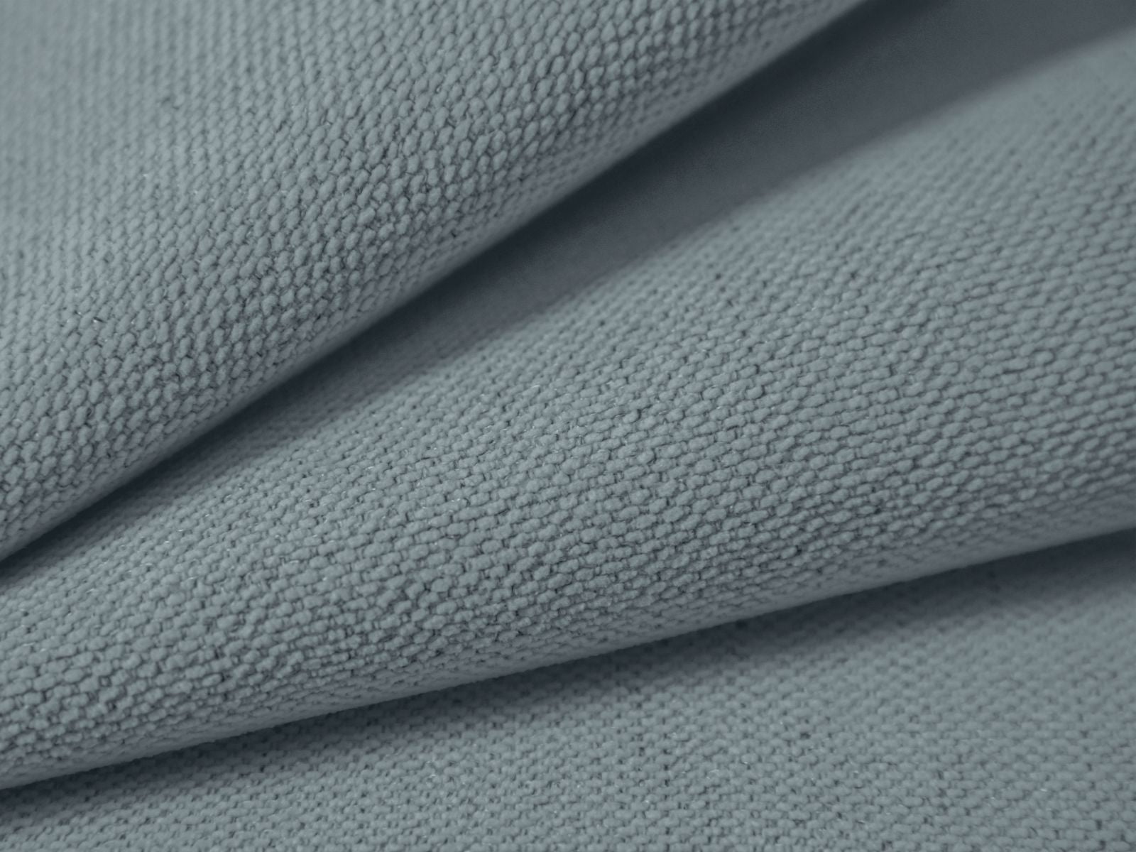 Elegantes 3-Sitzer Ecksofa Victor in sanftem Hellblau, ausgestattet mit Schlaffunktion und cleverem Stauraum für vielseitige Nutzung.