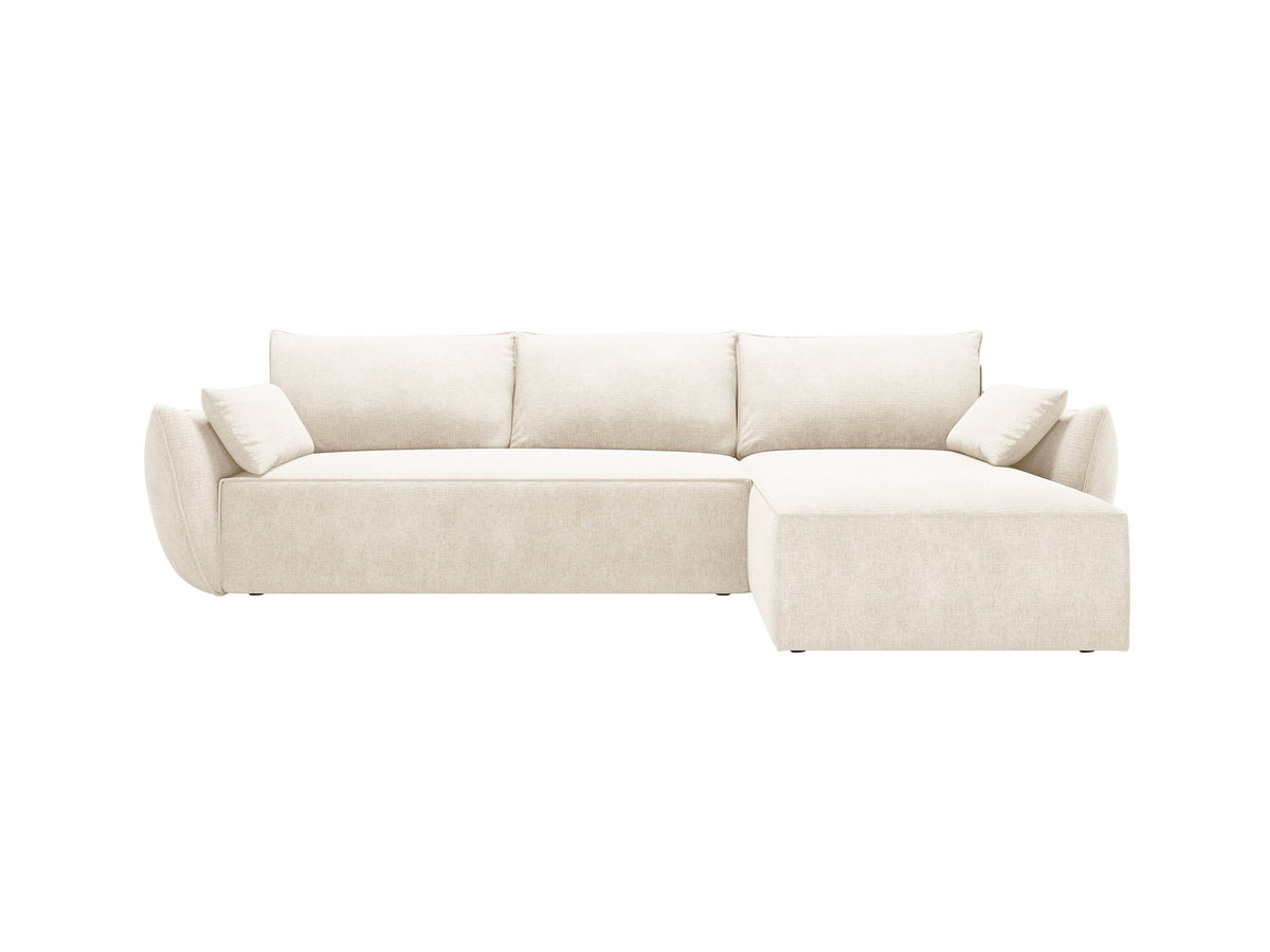 Beige Ecksofa Kaelle von Micadoni mit Chenille-Bezug, schwarzen Kunststoffbeinen und sichtbarem Bettkasten, rechts ausgerichtetes Bettsofa im Wohnraum.