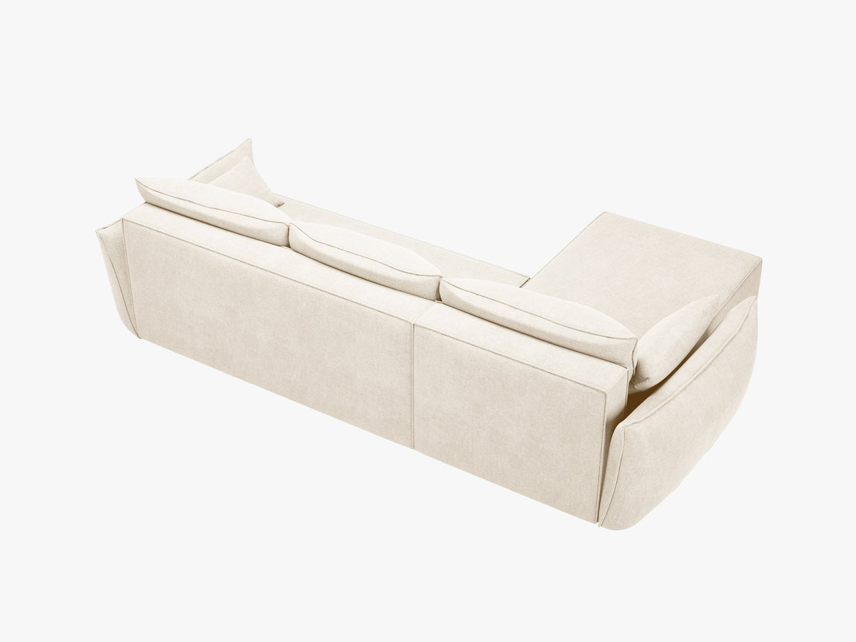 Beige Ecksofa Kaelle von Micadoni mit Chenille-Bezug, schwarzen Kunststoffbeinen und sichtbarem Bettkasten, rechts ausgerichtetes Bettsofa im Wohnraum.