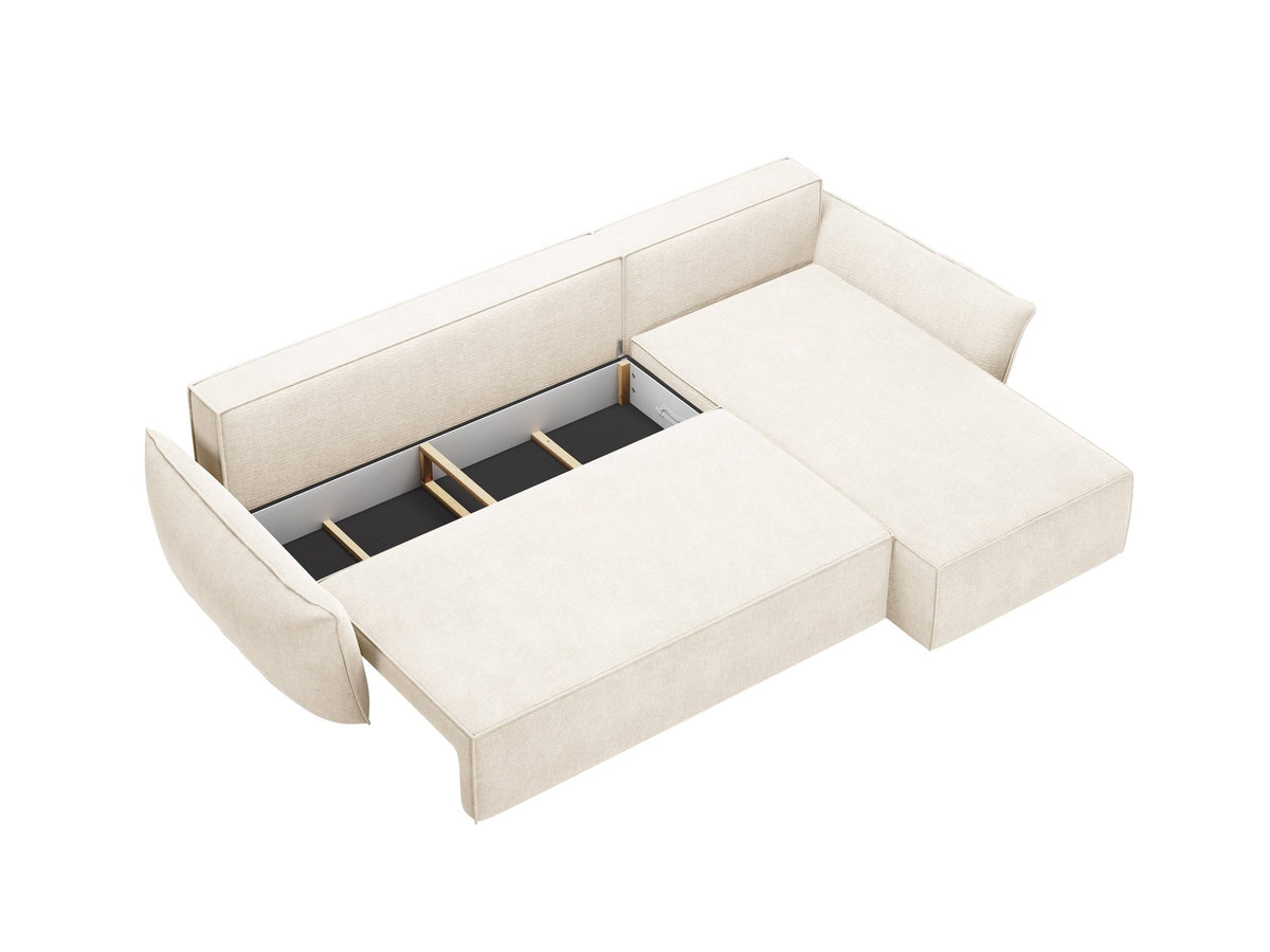 Beige Ecksofa Kaelle von Micadoni mit Chenille-Bezug, schwarzen Kunststoffbeinen und sichtbarem Bettkasten, rechts ausgerichtetes Bettsofa im Wohnraum.