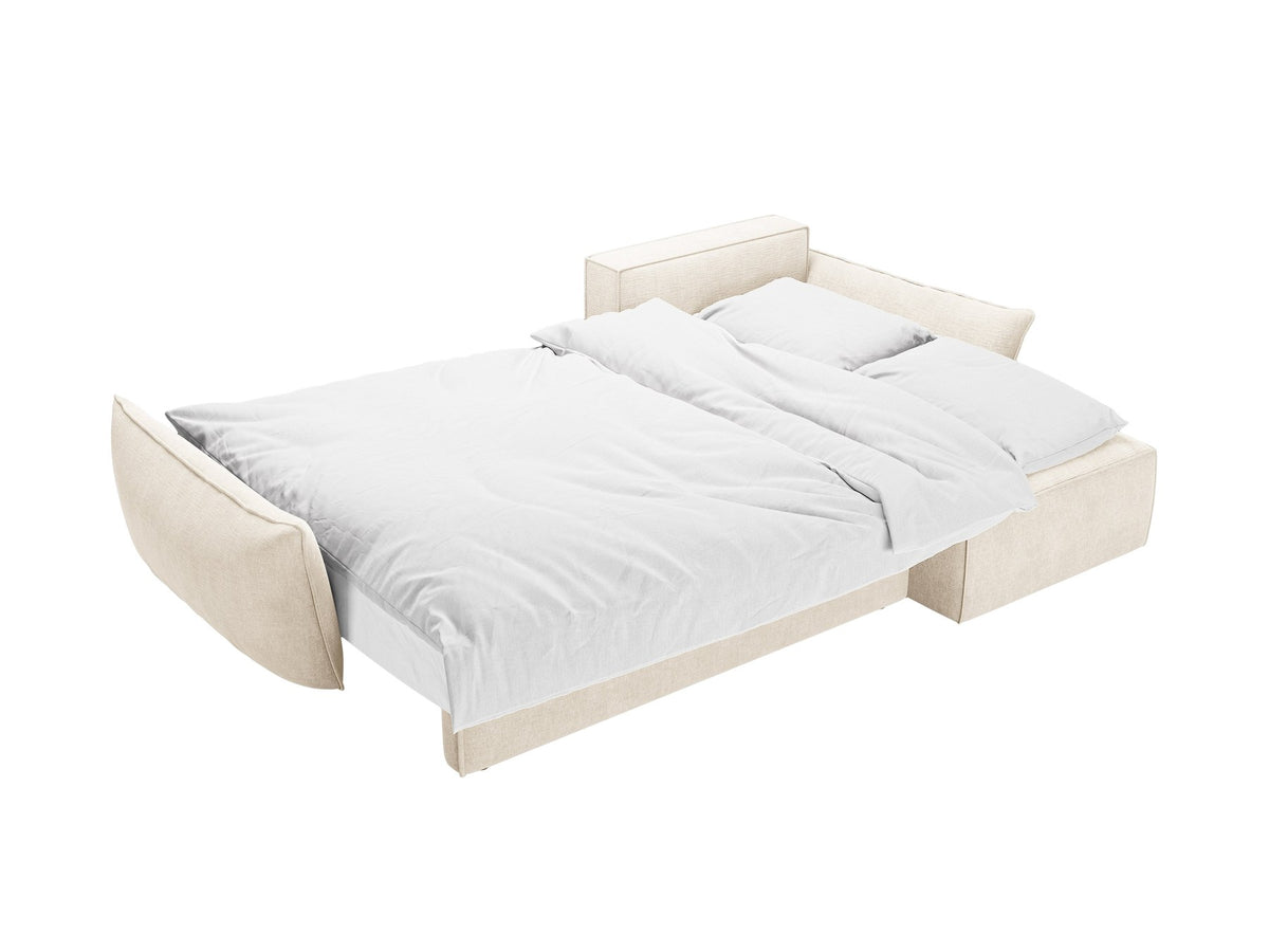 Beige Ecksofa Kaelle von Micadoni mit Chenille-Bezug, schwarzen Kunststoffbeinen und sichtbarem Bettkasten, rechts ausgerichtetes Bettsofa im Wohnraum.
