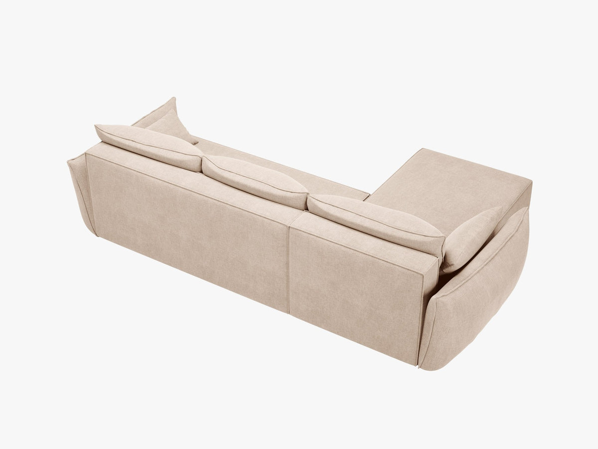 Beige Ecksofa Kaelle von Micadoni mit Chenille-Bezug, schwarzen Kunststoffbeinen und sichtbarem Bettkasten, rechts ausgerichtetes Bettsofa im Wohnraum.